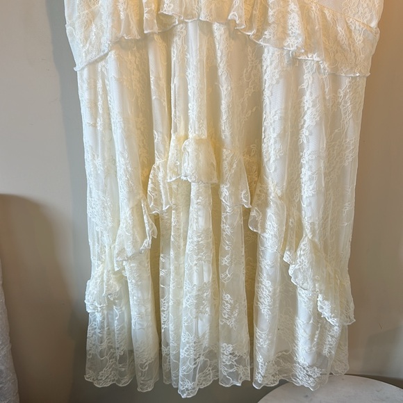 NEW THE PYRAMID COLLECTION plus tiered cream lace sleeveless dress - Picture 6 of 6